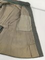 1. Weltkrieg, Feldbluse Modell 1915 für Mannschaften, während des Krieges zum Offiziersrock geändert. So getragenes Stück in gutem Gesamtzustand, Ordenschlaufe für EK1