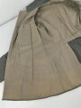 1. Weltkrieg, Feldbluse Modell 1915 für Mannschaften, während des Krieges zum Offiziersrock geändert. So getragenes Stück in gutem Gesamtzustand, Ordenschlaufe für EK1