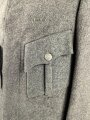 1. Weltkrieg, Feldbluse Modell 1915 für Mannschaften, während des Krieges zum Offiziersrock geändert. So getragenes Stück in gutem Gesamtzustand, Ordenschlaufe für EK1