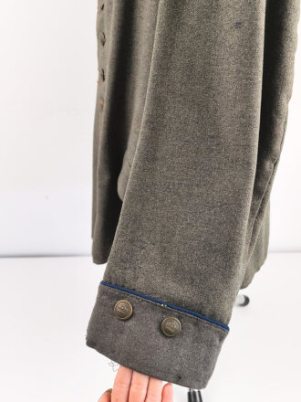 1. Weltkrieg, feldgraue Feldbluse für Mannschaften und Unteroffiziere der Sanitätstruppe. Kammerstück des Artillerie Regiment 54. getragenes Stück in gutem Gesamtzustand