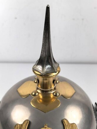 Preussen, Helm Modell 1867  für einen Reserveoffizier eines Linien Kürassier Regimentes. Getragenes Stück in gutem Gesamtzustand, sehr dekoratives Stück