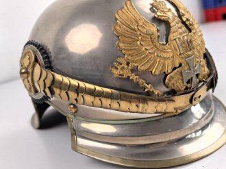 Preussen, Helm Modell 1867  für einen Reserveoffizier eines Linien Kürassier Regimentes. Getragenes Stück in gutem Gesamtzustand, sehr dekoratives Stück