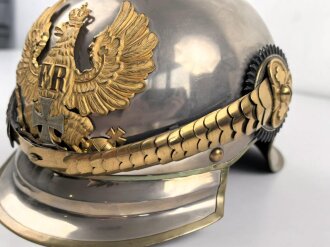 Preussen, Helm Modell 1867  für einen Reserveoffizier eines Linien Kürassier Regimentes. Getragenes Stück in gutem Gesamtzustand, sehr dekoratives Stück