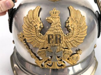 Preussen, Helm Modell 1867  für einen Reserveoffizier eines Linien Kürassier Regimentes. Getragenes Stück in gutem Gesamtzustand, sehr dekoratives Stück