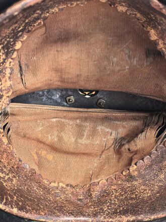Preussen, Helm Modell 1867  für einen Reserveoffizier eines Linien Kürassier Regimentes. Getragenes Stück in gutem Gesamtzustand, sehr dekoratives Stück