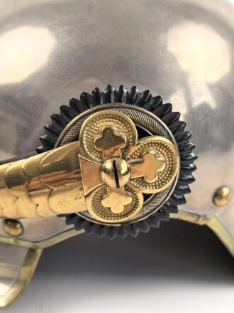 Preussen, Helm Modell 1867  für einen Reserveoffizier eines Linien Kürassier Regimentes. Getragenes Stück in gutem Gesamtzustand, sehr dekoratives Stück