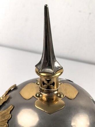 Preussen, Helm Modell 1867  für einen Reserveoffizier eines Linien Kürassier Regimentes. Getragenes Stück in gutem Gesamtzustand, sehr dekoratives Stück