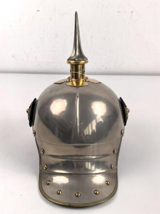 Preussen, Helm Modell 1867  für einen Reserveoffizier eines Linien Kürassier Regimentes. Getragenes Stück in gutem Gesamtzustand, sehr dekoratives Stück