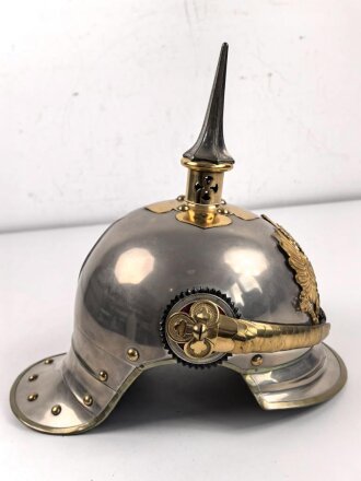 Preussen, Helm Modell 1867  für einen Reserveoffizier eines Linien Kürassier Regimentes. Getragenes Stück in gutem Gesamtzustand, sehr dekoratives Stück