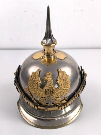 Preussen, Helm Modell 1867  für einen Reserveoffizier eines Linien Kürassier Regimentes. Getragenes Stück in gutem Gesamtzustand, sehr dekoratives Stück