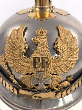 Preussen, Helm Modell 1867  für einen Reserveoffizier eines Linien Kürassier Regimentes. Getragenes Stück in gutem Gesamtzustand, sehr dekoratives Stück
