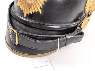 Bayern, Raupenhelm für einen Offizier, originale Raupe, der Kinnriemen seitlich angerissen. Attraktiver Helm