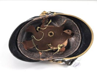 Bayern, Raupenhelm für einen Offizier, originale Raupe, der Kinnriemen seitlich angerissen. Attraktiver Helm