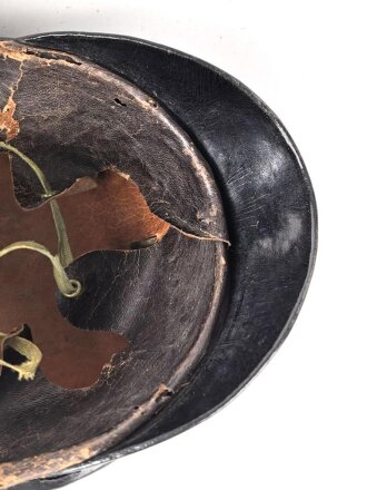 Bayern, Raupenhelm für einen Offizier, originale Raupe, der Kinnriemen seitlich angerissen. Attraktiver Helm