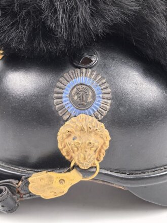 Bayern, Raupenhelm für einen Offizier, originale Raupe, der Kinnriemen seitlich angerissen. Attraktiver Helm