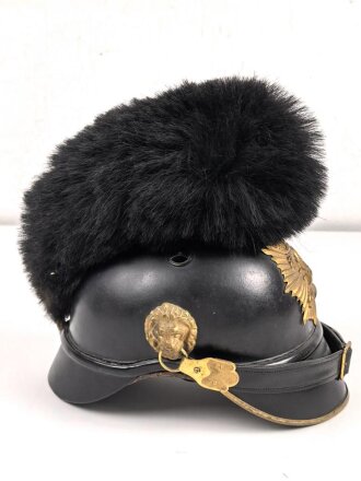 Bayern, Raupenhelm für einen Offizier, originale Raupe, der Kinnriemen seitlich angerissen. Attraktiver Helm
