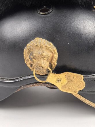 Bayern, Raupenhelm für einen Offizier, originale Raupe, der Kinnriemen seitlich angerissen. Attraktiver Helm