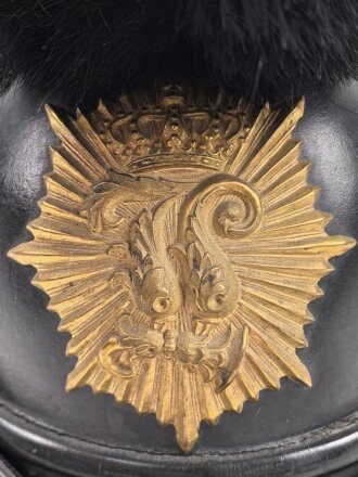 Bayern, Raupenhelm für einen Offizier, originale Raupe, der Kinnriemen seitlich angerissen. Attraktiver Helm