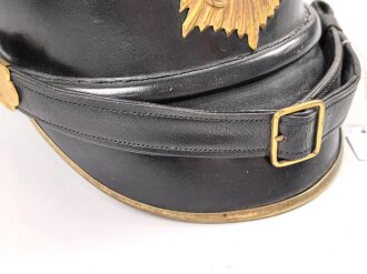 Bayern, Raupenhelm für einen Offizier, originale Raupe, der Kinnriemen seitlich angerissen. Attraktiver Helm