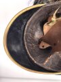 Bayern, Raupenhelm für einen Offizier, originale Raupe, der Kinnriemen seitlich angerissen. Attraktiver Helm