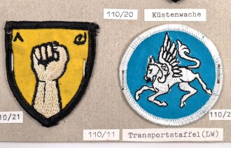 Kuwait, Sammlung Ärmelabzeichen und Mützenabzeichen, auf Karton getackert