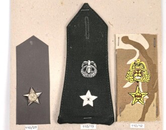 Kuwait, Sammlung Ärmelabzeichen des Militär, auf Karton getackert