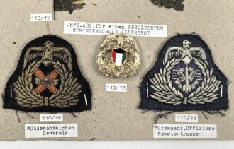 Kuwait, Sammlung Mützenabzeichen des Militär, auf Karton getackert