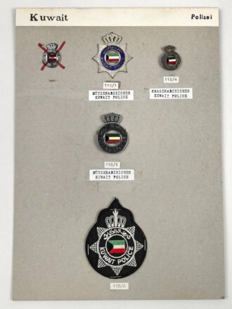 Kuwait, Sammlung Mützenabzeichen der Polizei, auf Karton getackert