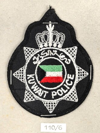 Kuwait, Sammlung Mützenabzeichen der Polizei, auf Karton getackert