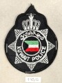 Kuwait, Sammlung Mützenabzeichen der Polizei, auf Karton getackert