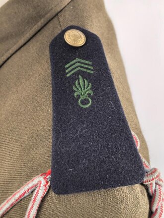Frankreich Fremdenlegion, Uniformjacke eines Angehörigen im 2. Infanterieregiment. Der Brustanhänger von DRAGO, die Effekten original und zugehörig, die Jacke datiert 1972