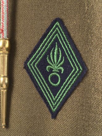 Frankreich Fremdenlegion, Uniformjacke eines Angehörigen im 2. Infanterieregiment. Der Brustanhänger von DRAGO, die Effekten original und zugehörig, die Jacke datiert 1972