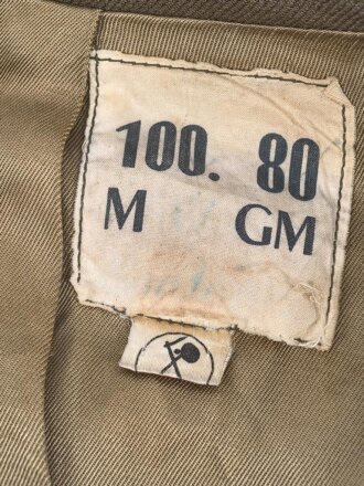 Frankreich Fremdenlegion, Uniformjacke eines Angehörigen im 2. Infanterieregiment. Der Brustanhänger von DRAGO, die Effekten original und zugehörig, die Jacke datiert 1972