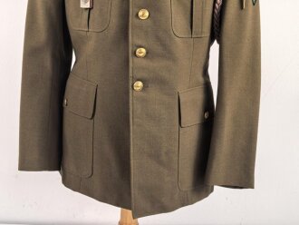 Frankreich Fremdenlegion, Uniformjacke eines Angehörigen im 2. Infanterieregiment. Der Brustanhänger von DRAGO, die Effekten original und zugehörig, die Jacke datiert 1972