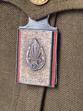 Frankreich Fremdenlegion, Uniformjacke eines Angehörigen im 2. Infanterieregiment. Der Brustanhänger von DRAGO, die Effekten original und zugehörig, die Jacke datiert 1972