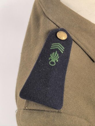 Frankreich Fremdenlegion, Uniformjacke eines Angehörigen im 2. Infanterieregiment. Der Brustanhänger von DRAGO, die Effekten original und zugehörig, die Jacke datiert 1972