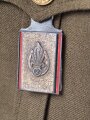 Frankreich Fremdenlegion, Uniformjacke eines Angehörigen im 2. Infanterieregiment. Der Brustanhänger von DRAGO, die Effekten original und zugehörig, die Jacke datiert 1972