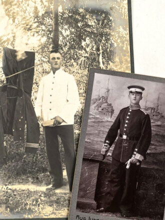 Tsingtau China, Hartkartonfoto eines Seesoldaten , eine Uniform ausbürstend. Maße 10,5 x 16,5cm, dazu ein weiteres Foto des gleichen Soldaten in Uniform des Seebataillon