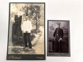 Tsingtau China, Hartkartonfoto eines Seesoldaten , eine Uniform ausbürstend. Maße 10,5 x 16,5cm, dazu ein weiteres Foto des gleichen Soldaten in Uniform des Seebataillon