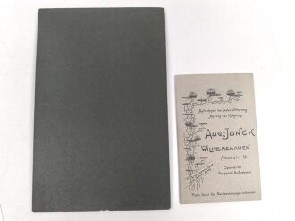 Tsingtau China, Hartkartonfoto eines Seesoldaten , eine Uniform ausbürstend. Maße 10,5 x 16,5cm, dazu ein weiteres Foto des gleichen Soldaten in Uniform des Seebataillon