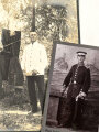 Tsingtau China, Hartkartonfoto eines Seesoldaten , eine Uniform ausbürstend. Maße 10,5 x 16,5cm, dazu ein weiteres Foto des gleichen Soldaten in Uniform des Seebataillon