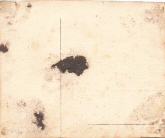Deutsch Südwest ?, Foto 8 x 8cm, einen Schützen am Maschinengewehr, umgeben von Eingebohrenen darstellend, dazu ein weiteres Foto 8 x 9,5cm