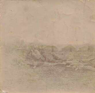 Deutsch Südwest ?, Foto 8 x 8cm, einen Schützen am Maschinengewehr, umgeben von Eingebohrenen darstellend, dazu ein weiteres Foto 8 x 9,5cm