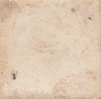 Deutsch Südwest ?, Foto 8 x 8cm, einen Schützen am Maschinengewehr, umgeben von Eingebohrenen darstellend, dazu ein weiteres Foto 8 x 9,5cm