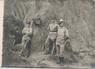 Seebataillon kaiserliche Marine, Foto 3 Soldaten vor einer Felswand stehend " Reserve 06-09, 272 Tage". Maße 11,5 x 15,5cm