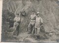 Seebataillon kaiserliche Marine, Foto 3 Soldaten vor einer Felswand stehend " Reserve 06-09, 272 Tage". Maße 11,5 x 15,5cm