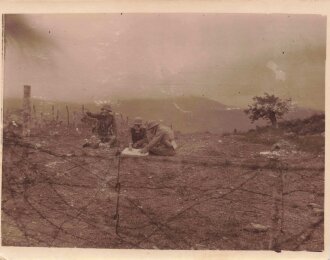 1.Weltkrieg, Fotopostkarte Feldgraue mit Gasmasken hinter...