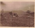 1.Weltkrieg, Fotopostkarte Feldgraue mit Gasmasken hinter Stacheldraht. Maße 8,5 x11cm