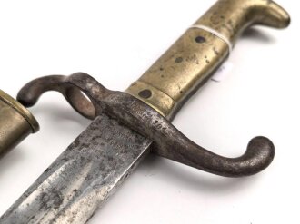 Kaiserreich, Seitengewehr Modell 1871, nummerngleich,  Herstellermarke W.R.Kirschbaum, Scheidenspitze abgebrochen und beiliegend. Ungereinigtes Stück