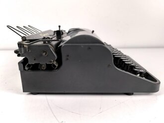Dienstschreibmaschine "Olympia Robust" mit Runentaste auf der "5" Originallack, Funktioniert, nicht gereinigt. In Wehrmacht Transportkasten, dieser original lackiert.